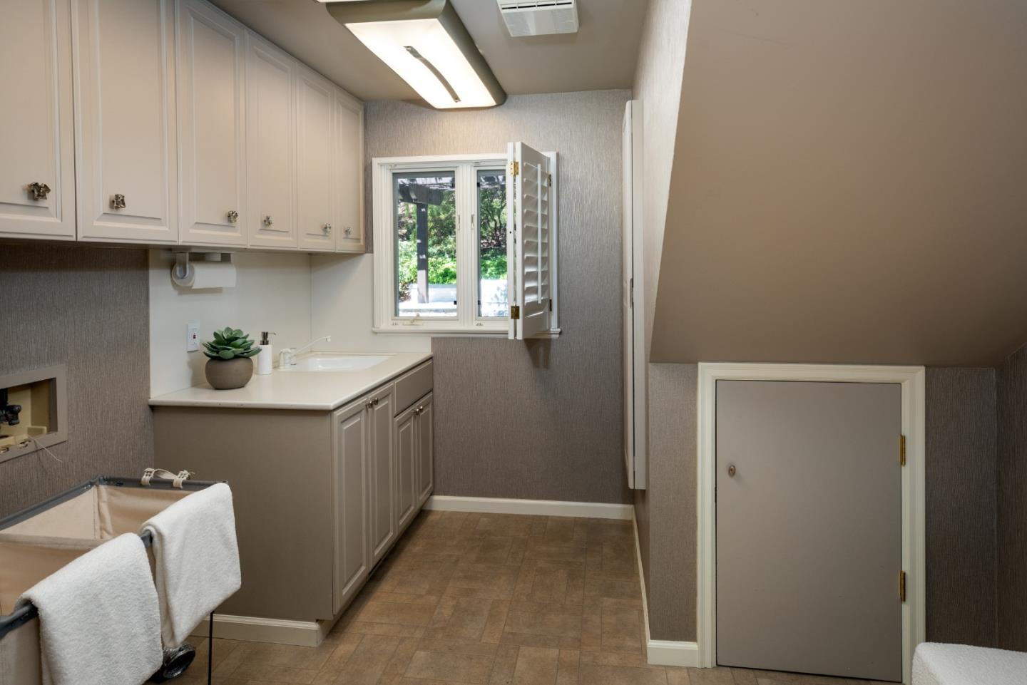Detail Gallery Image 13 of 41 For 13801 Templeton Pl, Los Altos,  CA 94022 - 4 Beds | 4/1 Baths