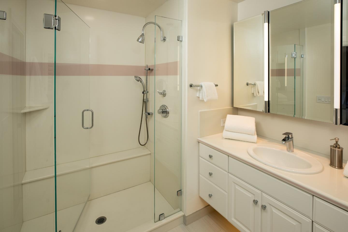 Detail Gallery Image 23 of 41 For 13801 Templeton Pl, Los Altos,  CA 94022 - 4 Beds | 4/1 Baths
