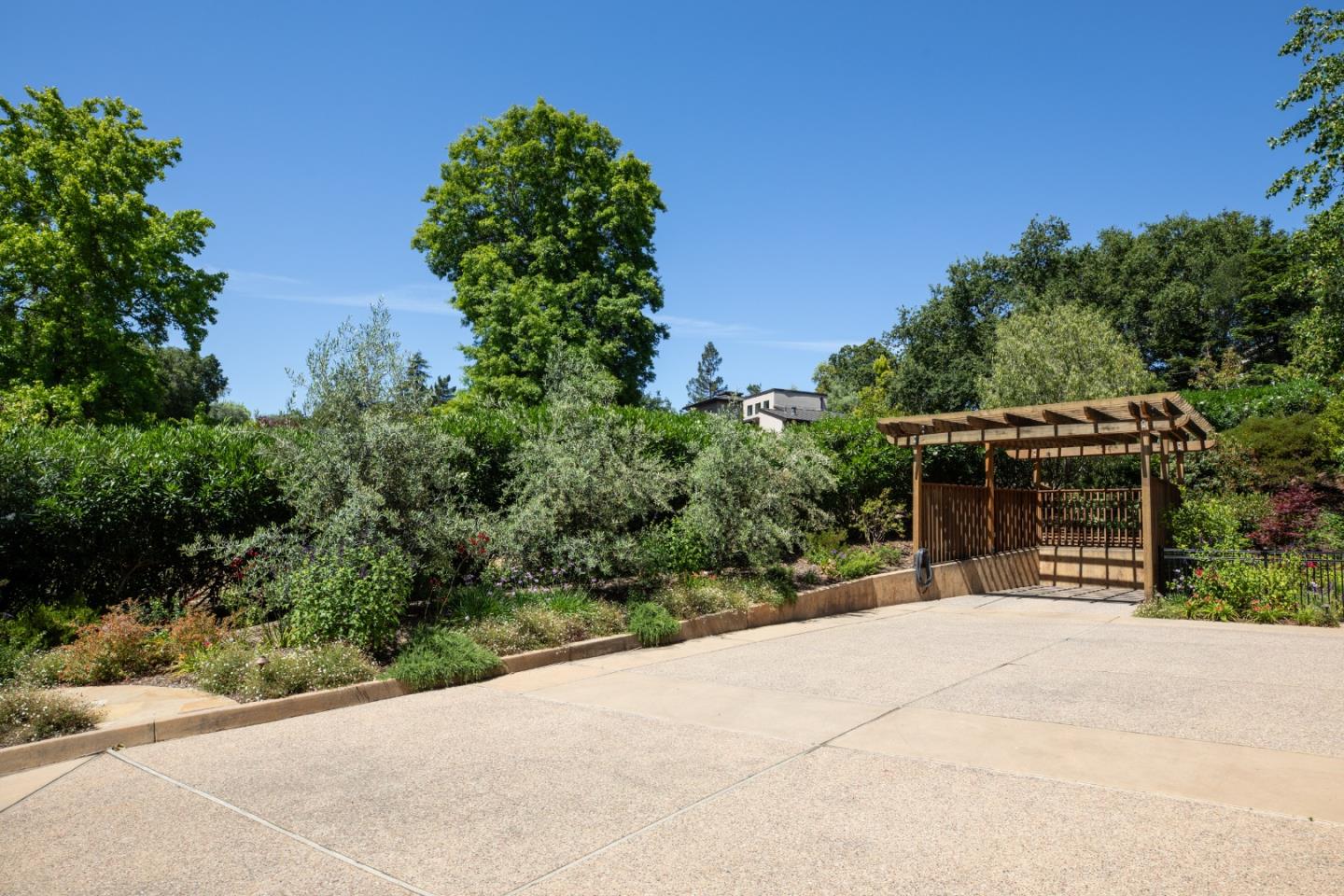 Detail Gallery Image 38 of 41 For 13801 Templeton Pl, Los Altos,  CA 94022 - 4 Beds | 4/1 Baths