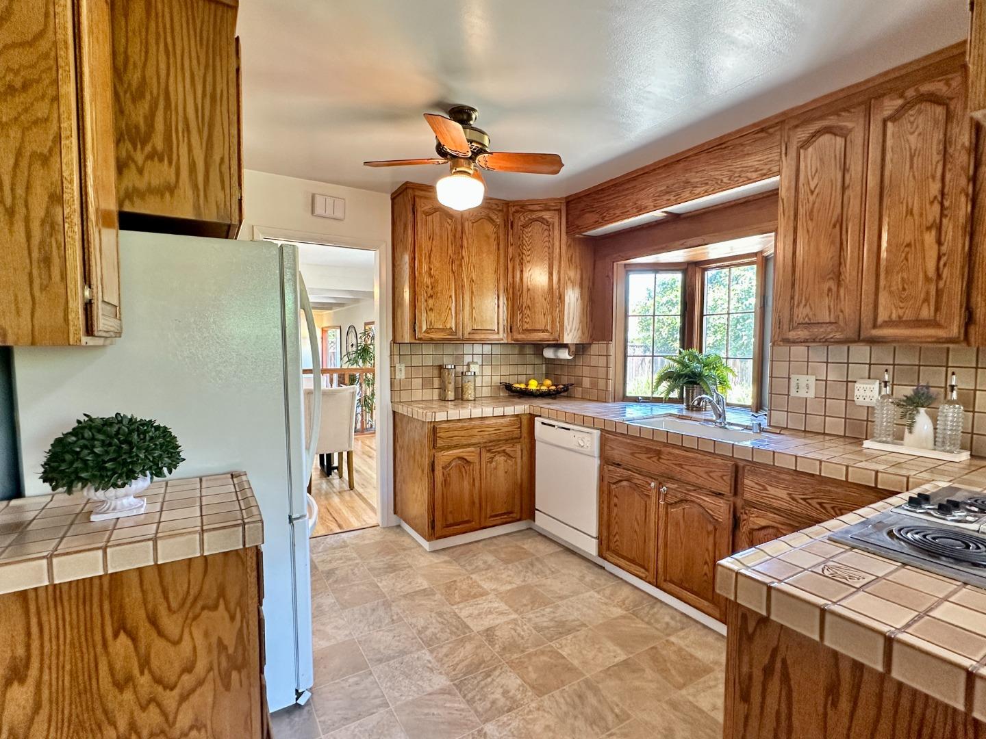 Detail Gallery Image 10 of 29 For 811 Peekskill Dr, Sunnyvale,  CA 94087 - 4 Beds | 2 Baths