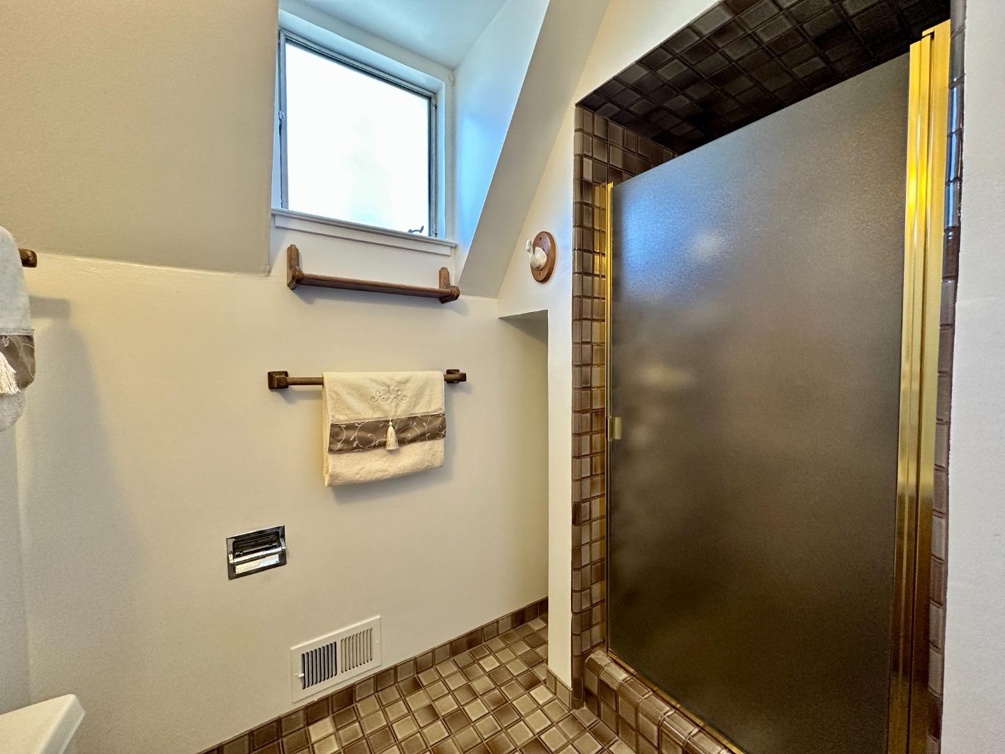 Detail Gallery Image 24 of 29 For 811 Peekskill Dr, Sunnyvale,  CA 94087 - 4 Beds | 2 Baths
