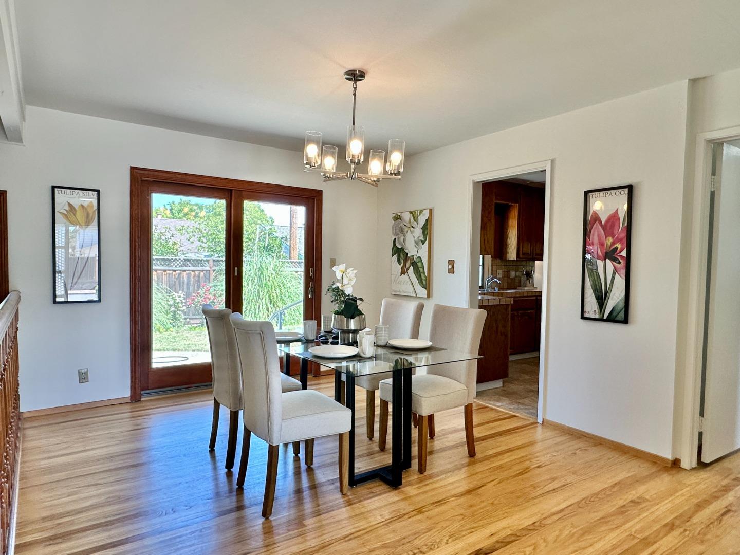Detail Gallery Image 4 of 29 For 811 Peekskill Dr, Sunnyvale,  CA 94087 - 4 Beds | 2 Baths