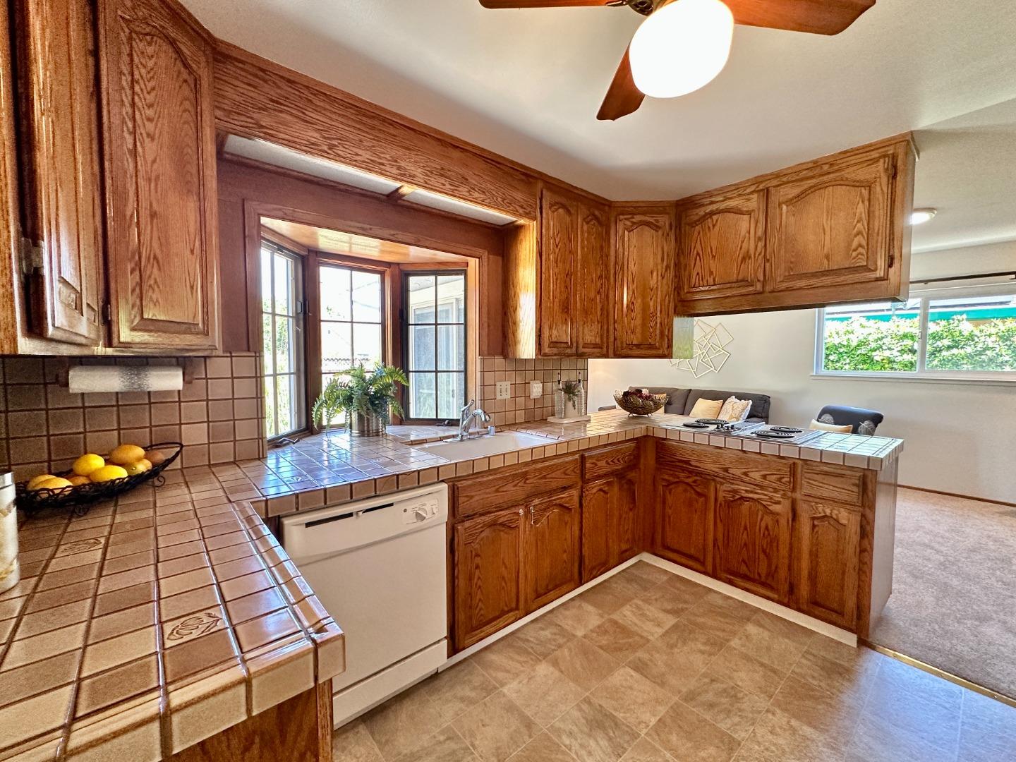 Detail Gallery Image 8 of 29 For 811 Peekskill Dr, Sunnyvale,  CA 94087 - 4 Beds | 2 Baths