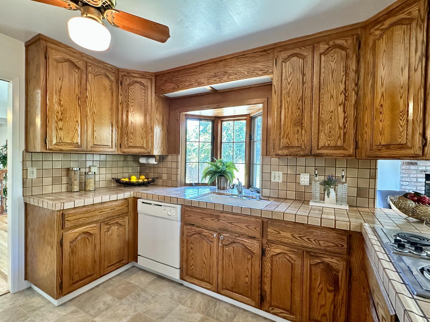 Detail Gallery Image 9 of 29 For 811 Peekskill Dr, Sunnyvale,  CA 94087 - 4 Beds | 2 Baths