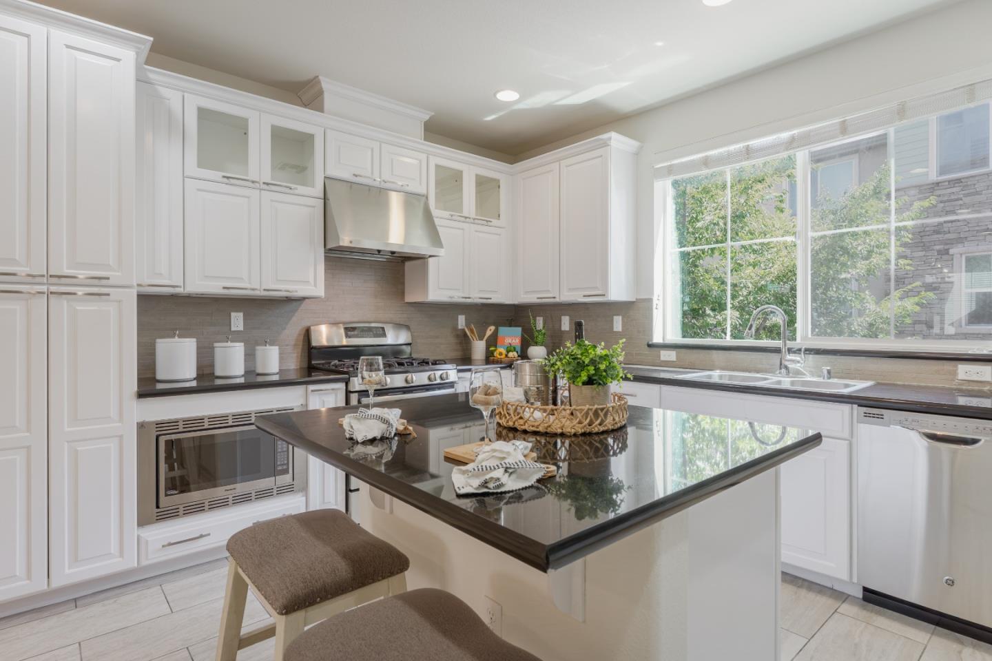 Detail Gallery Image 14 of 56 For 862 White Moonstone Loop, San Jose,  CA 95123 - 3 Beds | 3/1 Baths