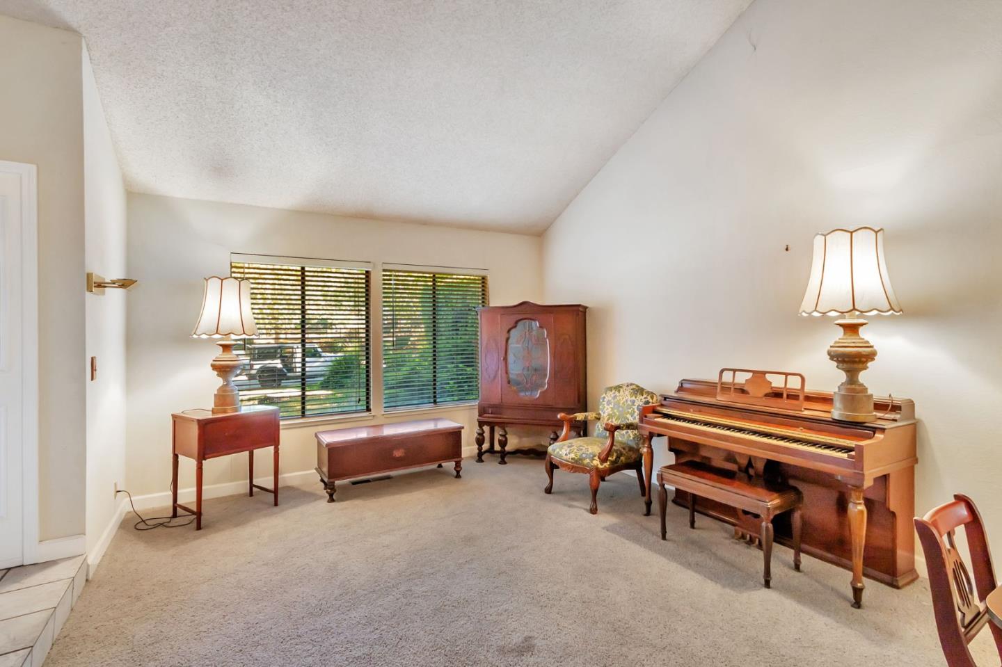 Detail Gallery Image 8 of 49 For 495 Spring Ave, Morgan Hill,  CA 95037 - 4 Beds | 2/1 Baths
