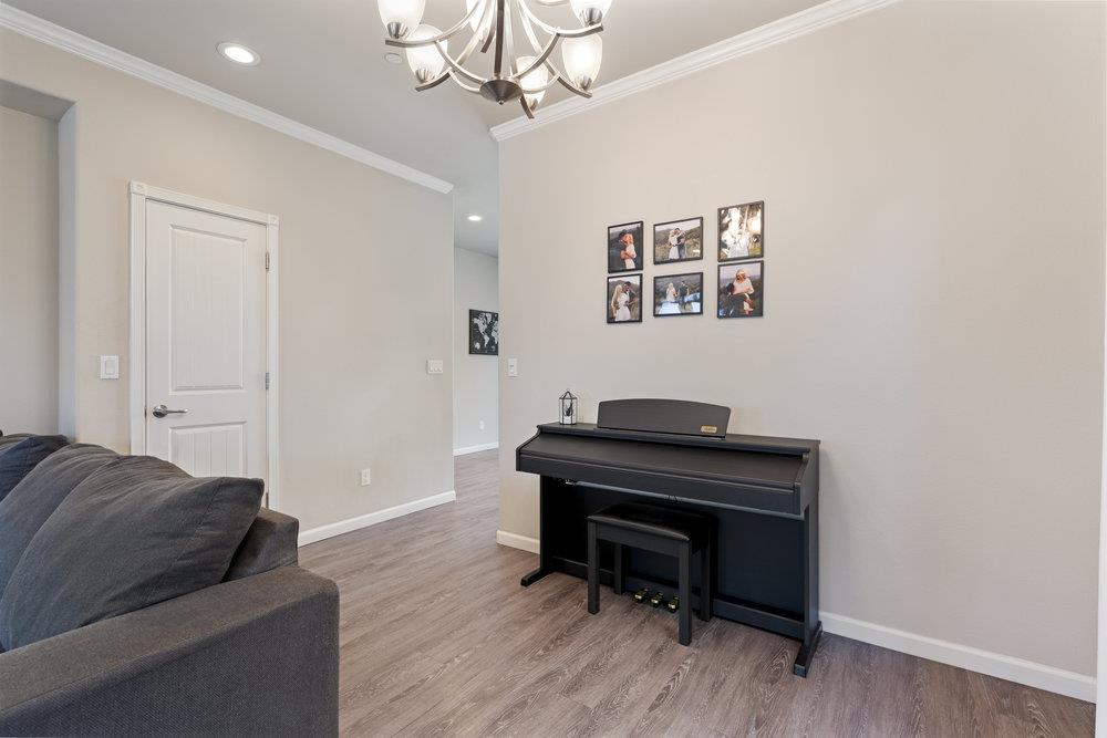 Detail Gallery Image 11 of 41 For 1670 Panorama Dr, Hollister,  CA 95023 - 3 Beds | 2/1 Baths