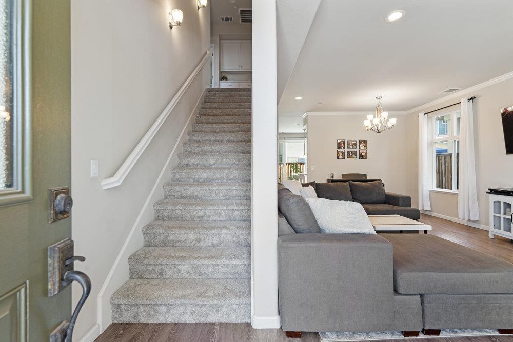 Detail Gallery Image 7 of 41 For 1670 Panorama Dr, Hollister,  CA 95023 - 3 Beds | 2/1 Baths