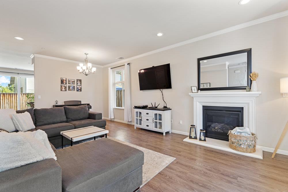 Detail Gallery Image 8 of 41 For 1670 Panorama Dr, Hollister,  CA 95023 - 3 Beds | 2/1 Baths