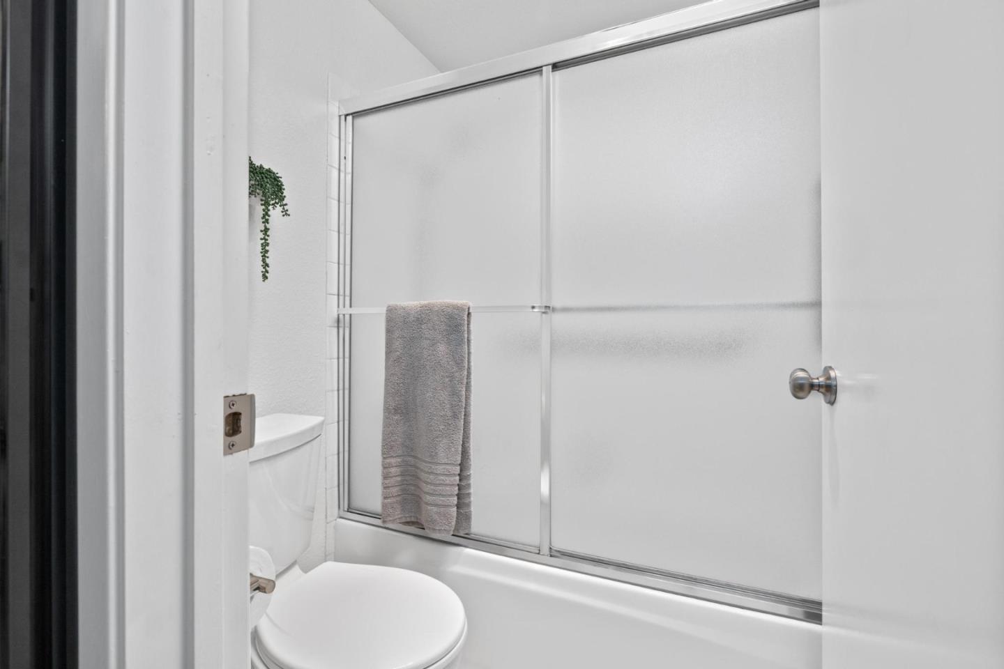 Detail Gallery Image 18 of 37 For 1989 Vista Del Mar, San Mateo,  CA 94404 - 2 Beds | 2 Baths