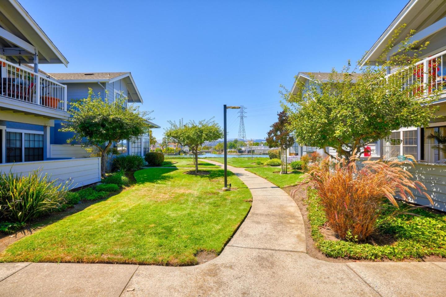 Detail Gallery Image 6 of 37 For 1989 Vista Del Mar, San Mateo,  CA 94404 - 2 Beds | 2 Baths