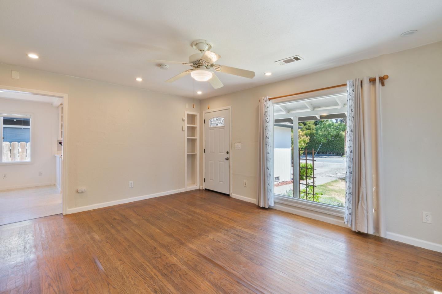 Detail Gallery Image 2 of 28 For 757 7th Ave, Redwood City,  CA 94063 - 2 Beds | 2 Baths