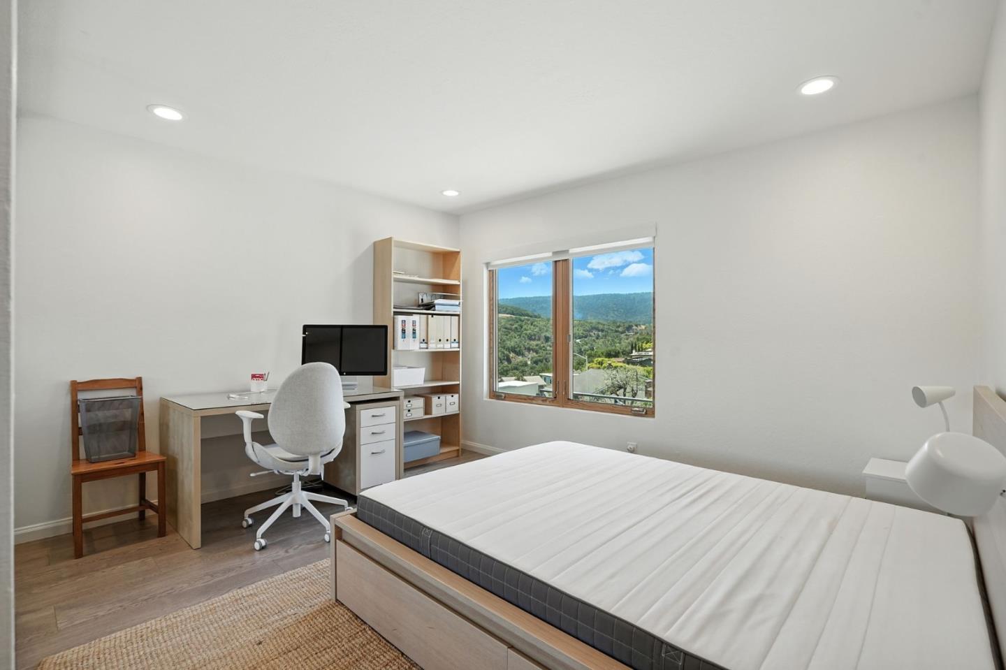 Detail Gallery Image 12 of 21 For 1281 Crestview Dr, San Carlos,  CA 94070 - 4 Beds | 2/1 Baths