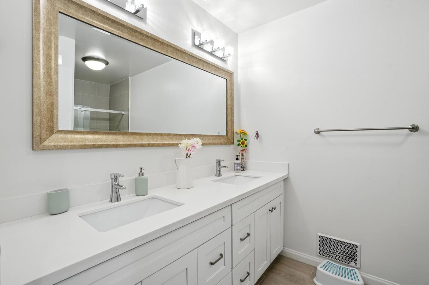 Detail Gallery Image 14 of 21 For 1281 Crestview Dr, San Carlos,  CA 94070 - 4 Beds | 2/1 Baths