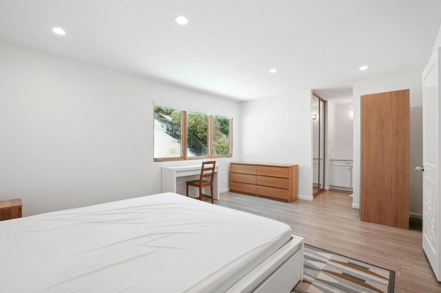 Detail Gallery Image 16 of 21 For 1281 Crestview Dr, San Carlos,  CA 94070 - 4 Beds | 2/1 Baths