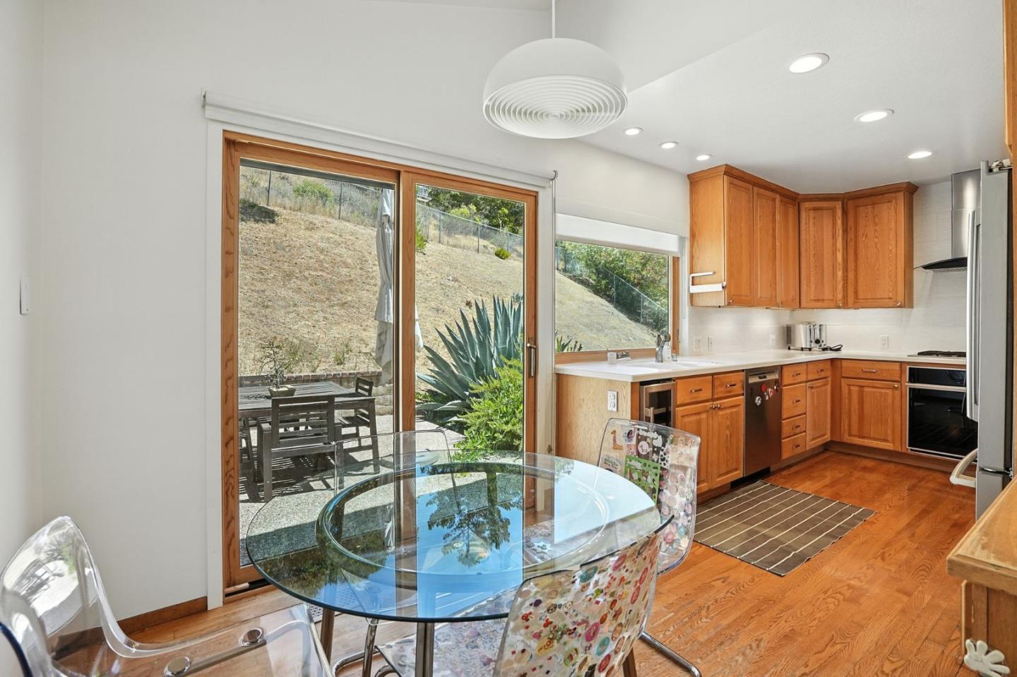 Detail Gallery Image 6 of 21 For 1281 Crestview Dr, San Carlos,  CA 94070 - 4 Beds | 2/1 Baths