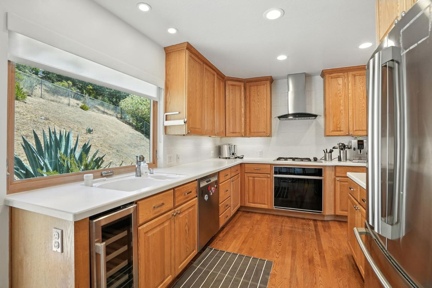 Detail Gallery Image 7 of 21 For 1281 Crestview Dr, San Carlos,  CA 94070 - 4 Beds | 2/1 Baths