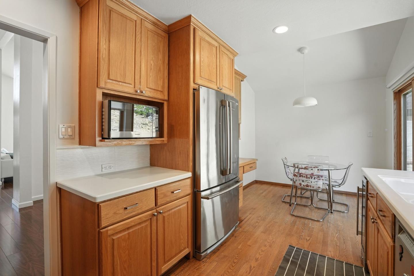Detail Gallery Image 8 of 21 For 1281 Crestview Dr, San Carlos,  CA 94070 - 4 Beds | 2/1 Baths
