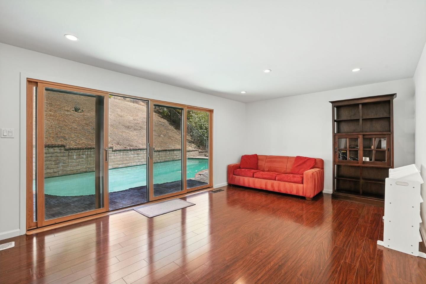 Detail Gallery Image 9 of 21 For 1281 Crestview Dr, San Carlos,  CA 94070 - 4 Beds | 2/1 Baths