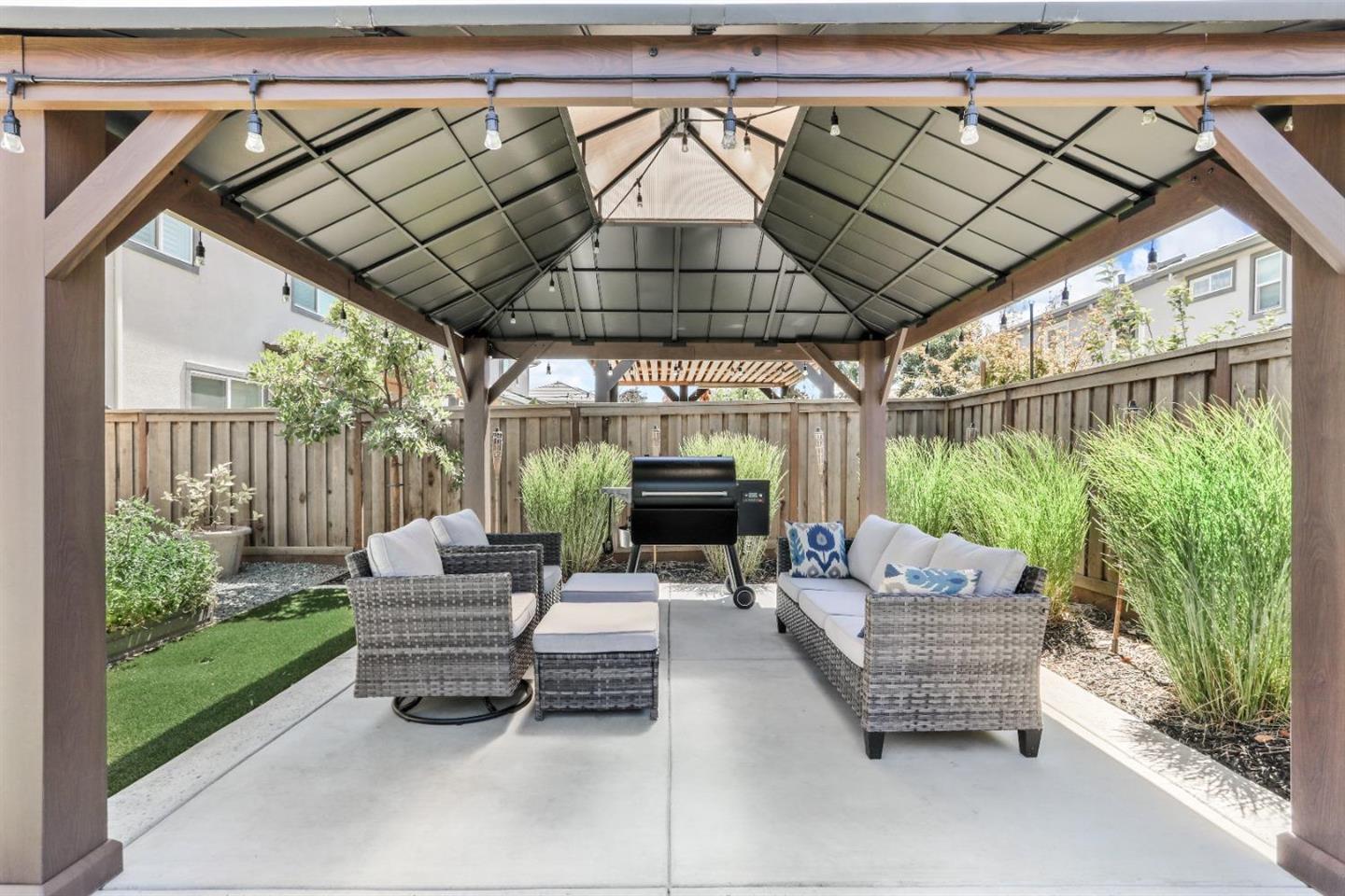 Detail Gallery Image 3 of 22 For 2812 Garden Farms Ave, Lathrop,  CA 95330 - 5 Beds | 3 Baths
