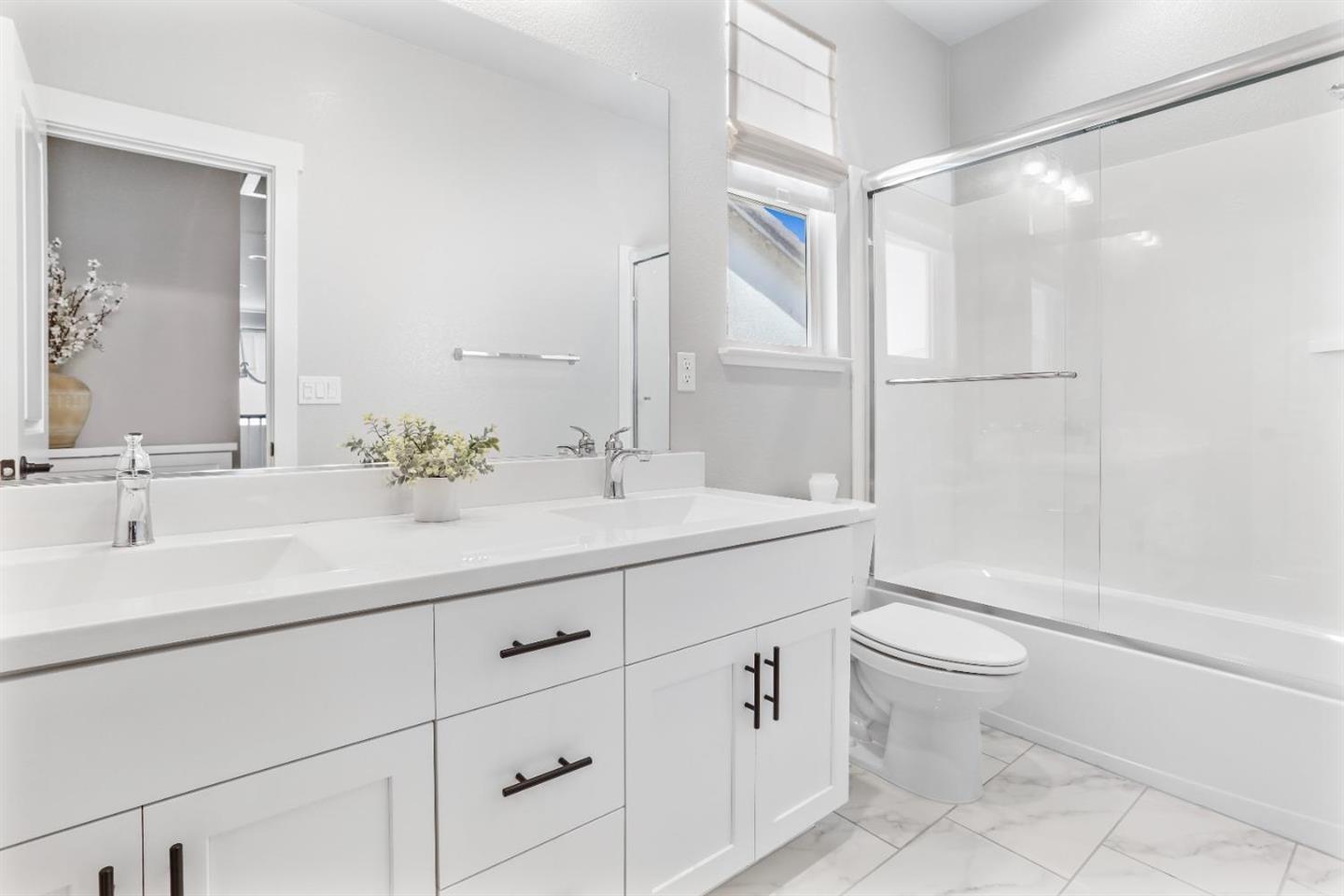 Detail Gallery Image 5 of 22 For 2812 Garden Farms Ave, Lathrop,  CA 95330 - 5 Beds | 3 Baths