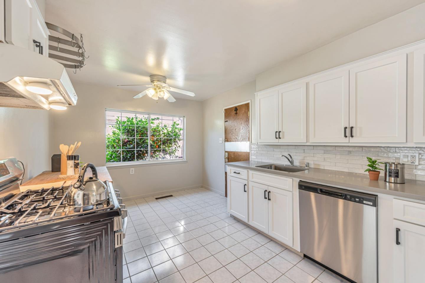 Detail Gallery Image 13 of 48 For 24505 2nd St, Hayward,  CA 94541 - 3 Beds | 2 Baths
