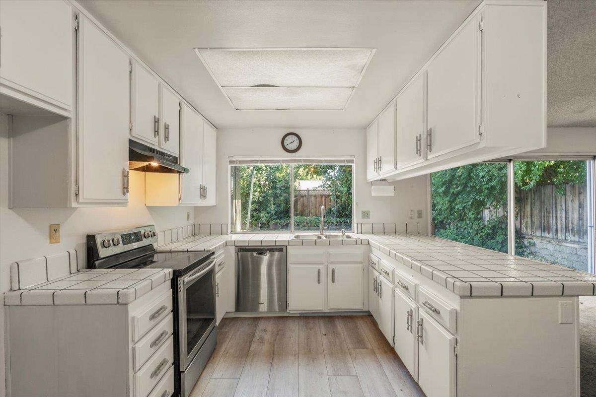 Detail Gallery Image 6 of 16 For 185 Castillon Way, San Jose,  CA 95119 - 4 Beds | 2 Baths