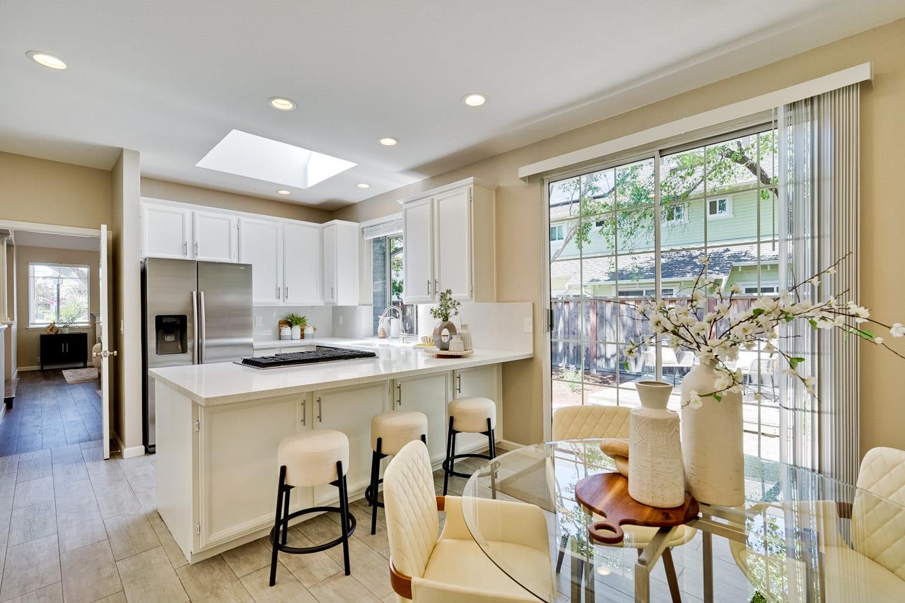 Detail Gallery Image 12 of 49 For 304 Windmill Park Ln, Mountain View,  CA 94043 - 2 Beds | 2 Baths
