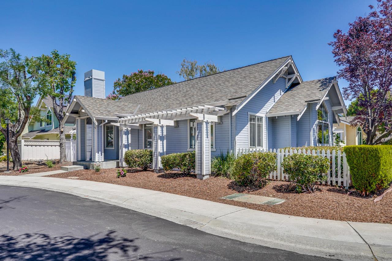 Detail Gallery Image 2 of 49 For 304 Windmill Park Ln, Mountain View,  CA 94043 - 2 Beds | 2 Baths