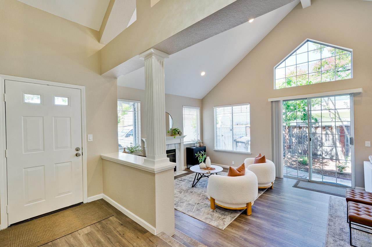 Detail Gallery Image 4 of 49 For 304 Windmill Park Ln, Mountain View,  CA 94043 - 2 Beds | 2 Baths