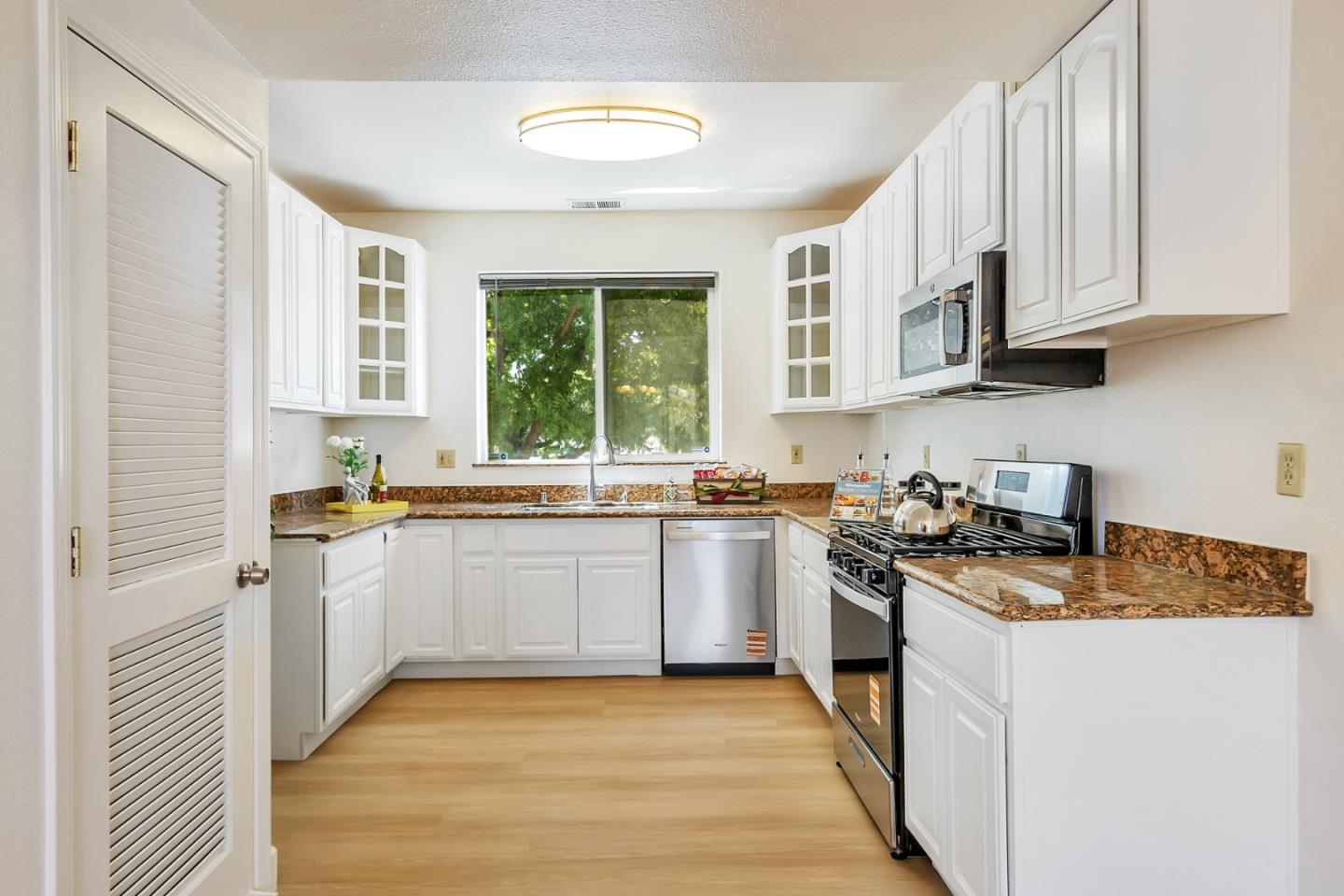 Detail Gallery Image 9 of 41 For 425 Carpentier Way, San Jose,  CA 95111 - 3 Beds | 2/1 Baths
