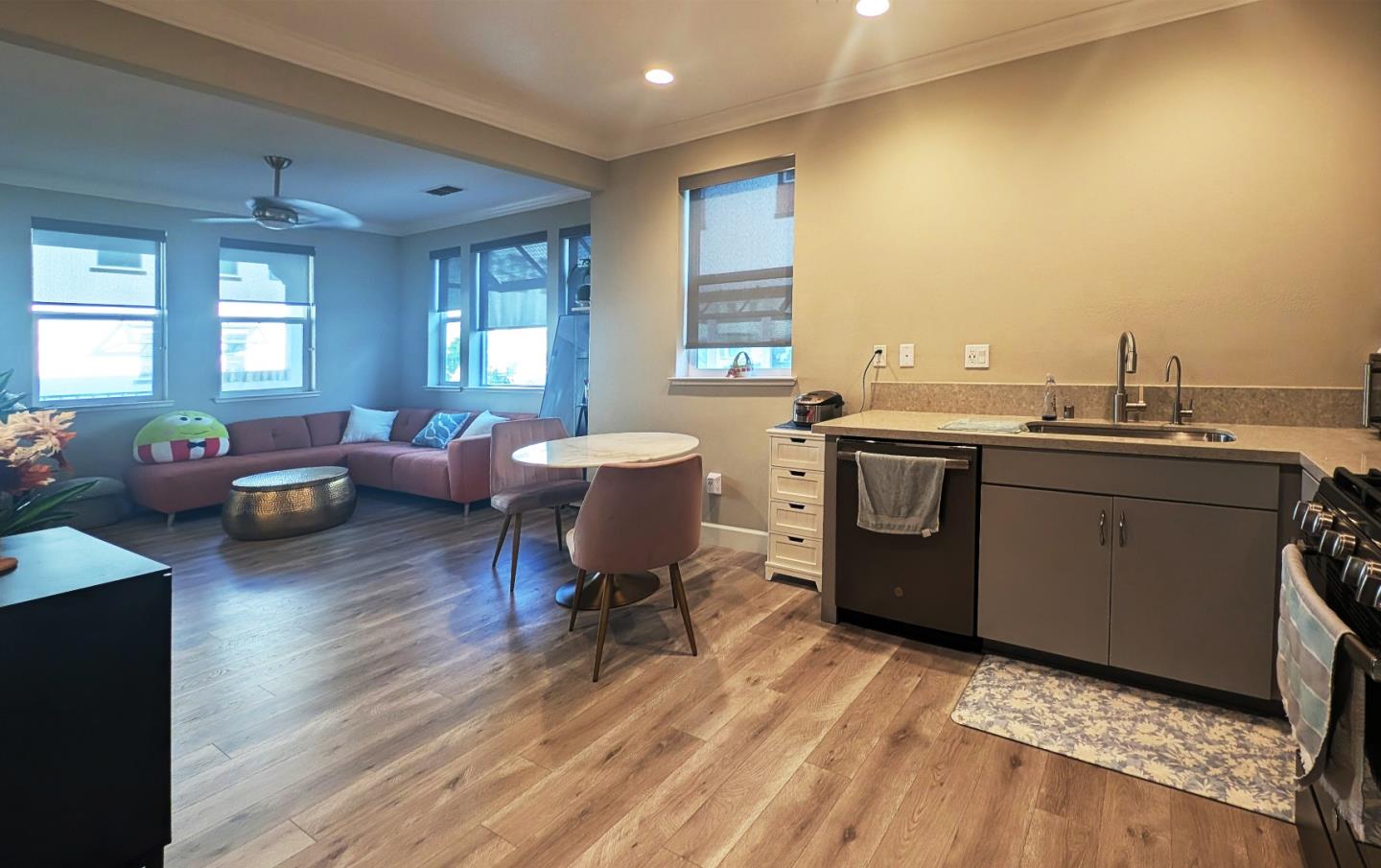 Detail Gallery Image 4 of 29 For 2733 Sorano #7,  San Jose,  CA 95111 - 3 Beds | 3/1 Baths