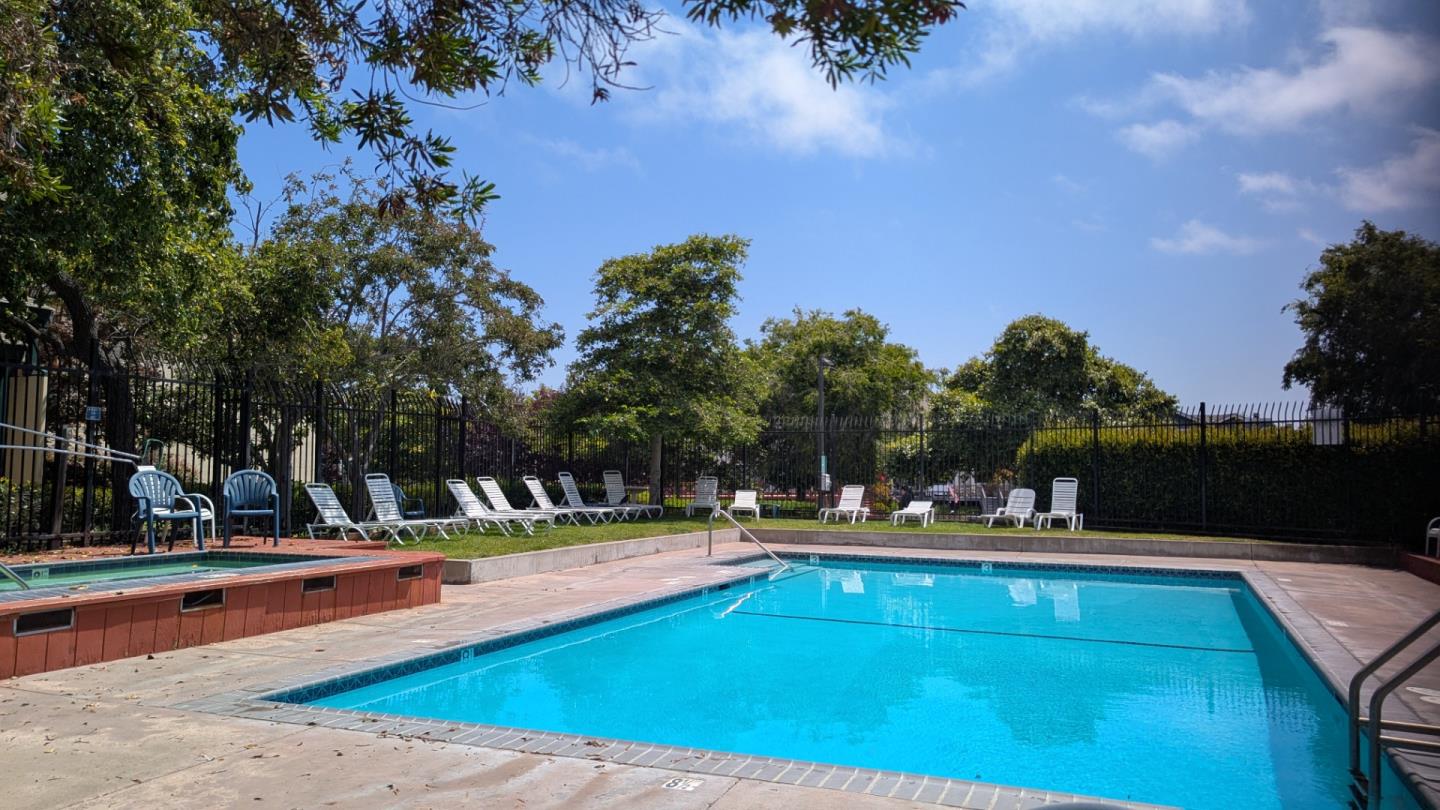 Detail Gallery Image 5 of 12 For 602 Ironwood Rd, Alameda,  CA 94502 - 2 Beds | 2/1 Baths