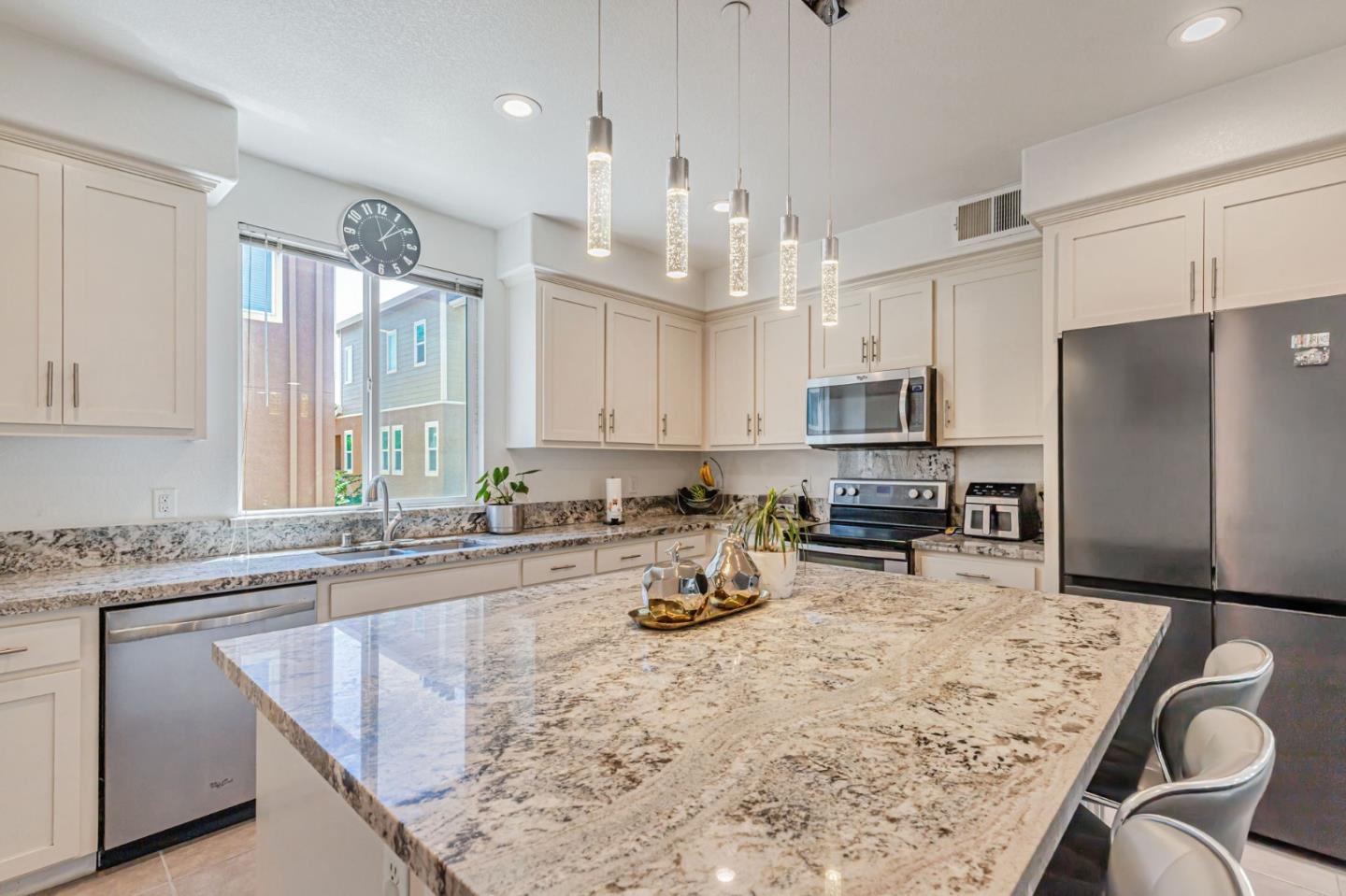Detail Gallery Image 8 of 18 For 157 Triggs Ln, Morgan Hill,  CA 95037 - 4 Beds | 3/1 Baths