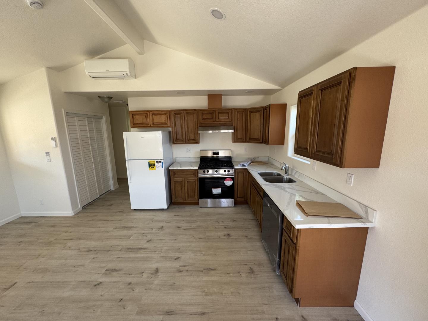 Detail Gallery Image 10 of 19 For 1207 Parkside a,  Salinas,  CA 93906 - 2 Beds | 1 Baths
