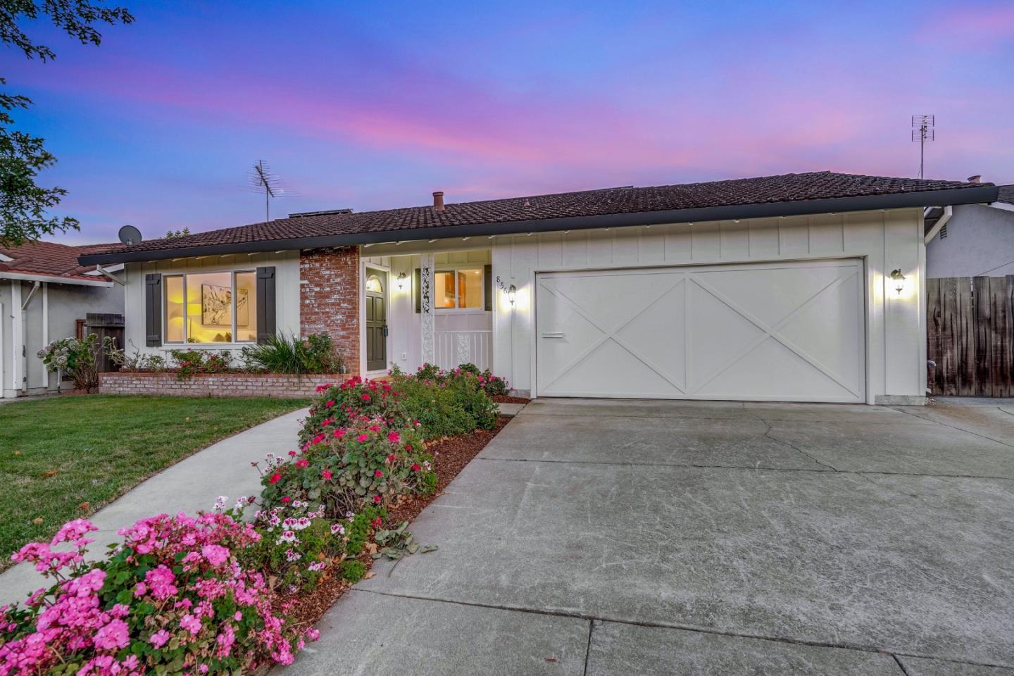 Detail Gallery Image 4 of 55 For 856 Hydrangea Ct, Sunnyvale,  CA 94086 - 4 Beds | 2/1 Baths