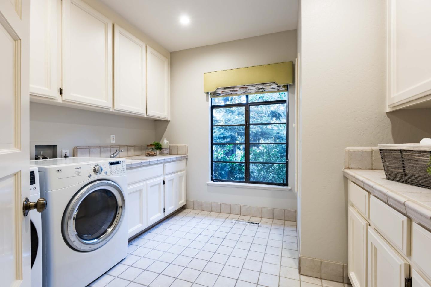 Detail Gallery Image 14 of 38 For 976 Laurel Glen Dr, Palo Alto,  CA 94304 - 6 Beds | 6/1 Baths