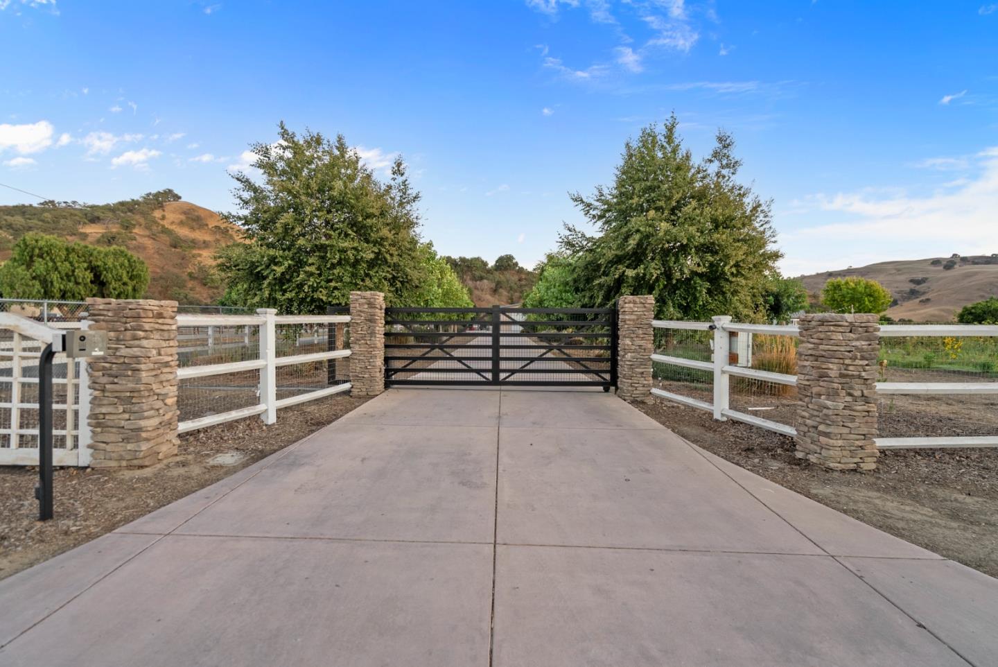 Detail Gallery Image 2 of 85 For 6840 Southside Rd, Hollister,  CA 95023 - 3 Beds | 2/1 Baths