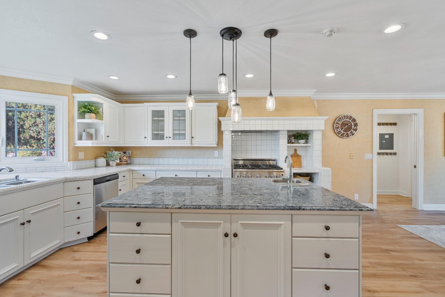 Detail Gallery Image 24 of 85 For 6840 Southside Rd, Hollister,  CA 95023 - 3 Beds | 2/1 Baths