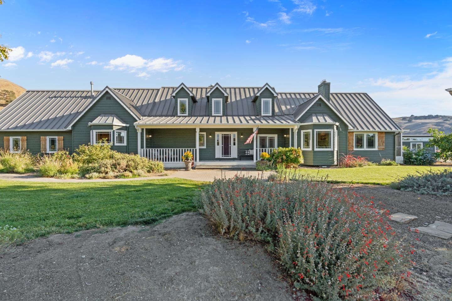 Detail Gallery Image 3 of 85 For 6840 Southside Rd, Hollister,  CA 95023 - 3 Beds | 2/1 Baths