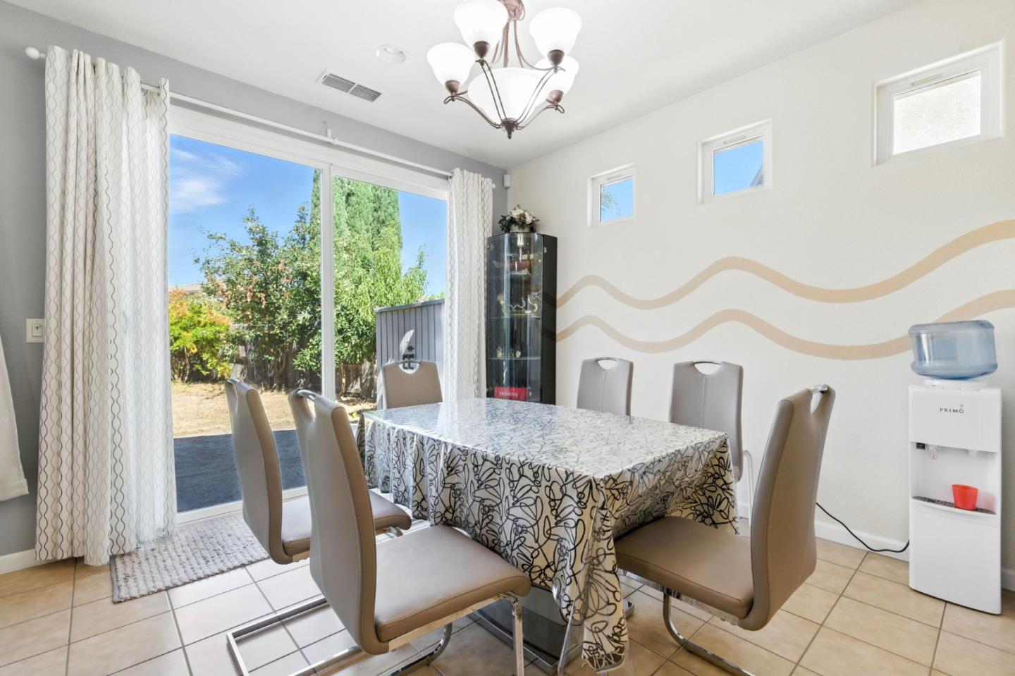 Detail Gallery Image 13 of 33 For 10294 Stoecker Way, Elk Grove,  CA 95757 - 4 Beds | 2 Baths