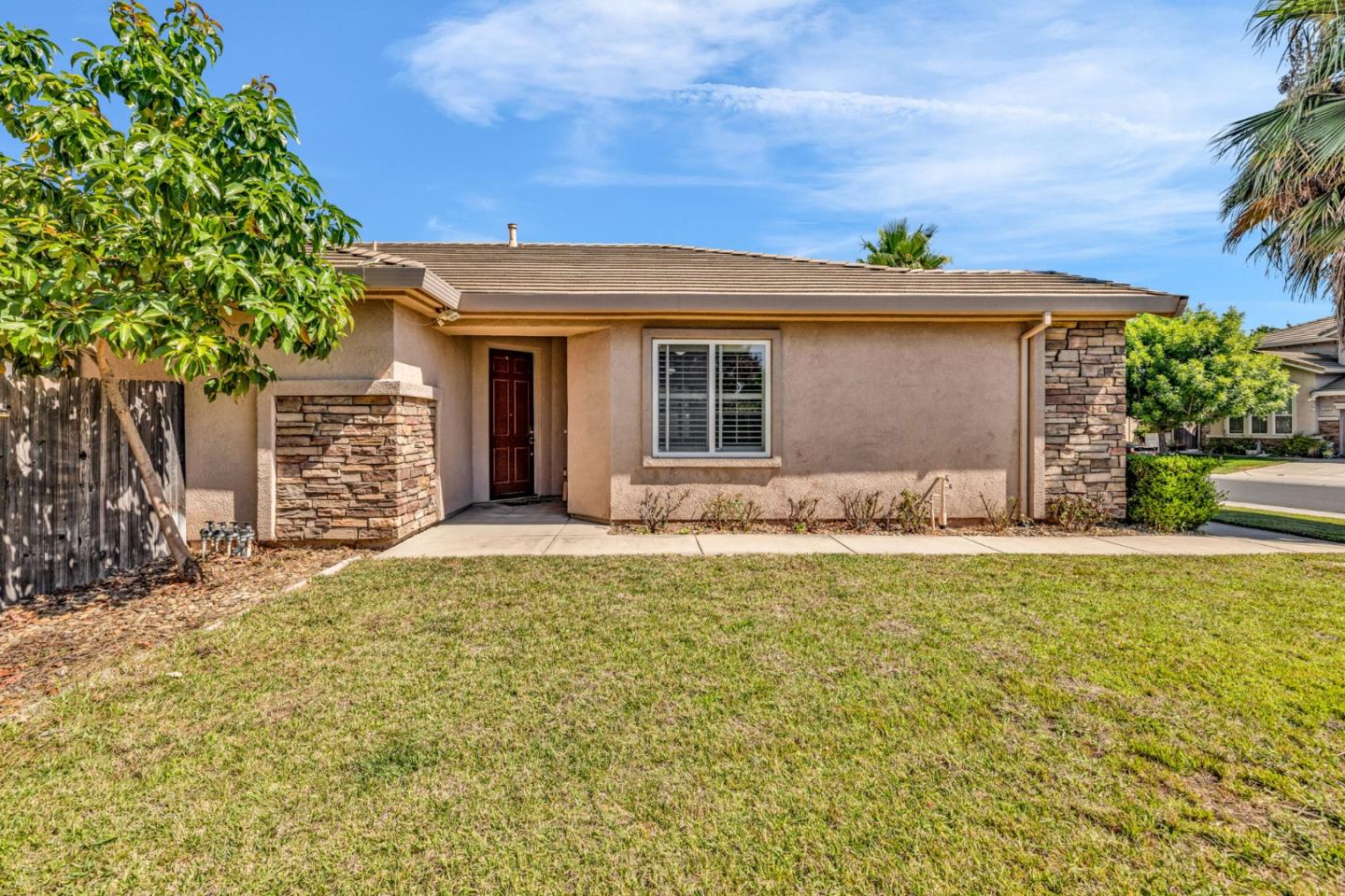 Detail Gallery Image 3 of 33 For 10294 Stoecker Way, Elk Grove,  CA 95757 - 4 Beds | 2 Baths