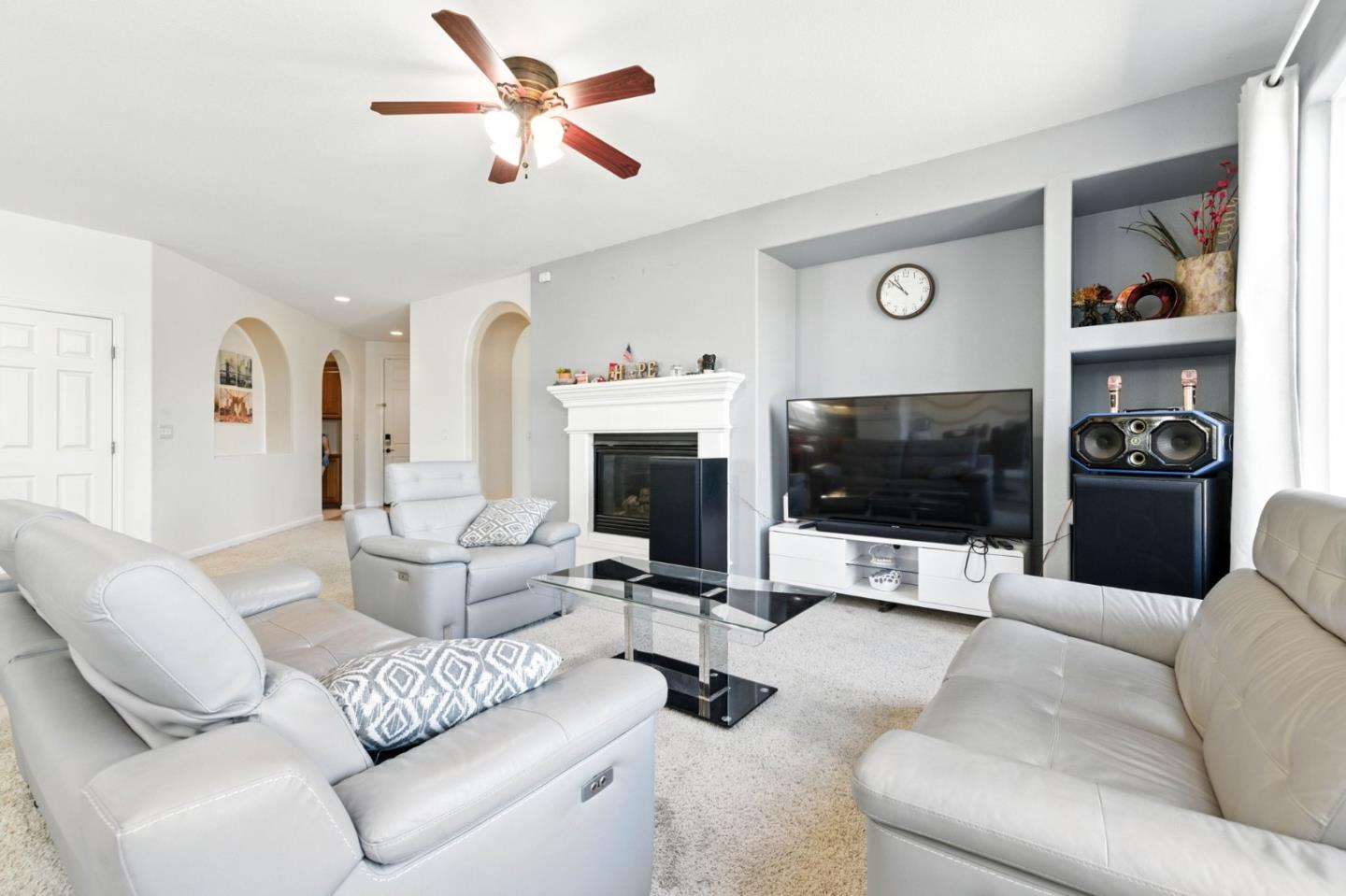 Detail Gallery Image 5 of 33 For 10294 Stoecker Way, Elk Grove,  CA 95757 - 4 Beds | 2 Baths