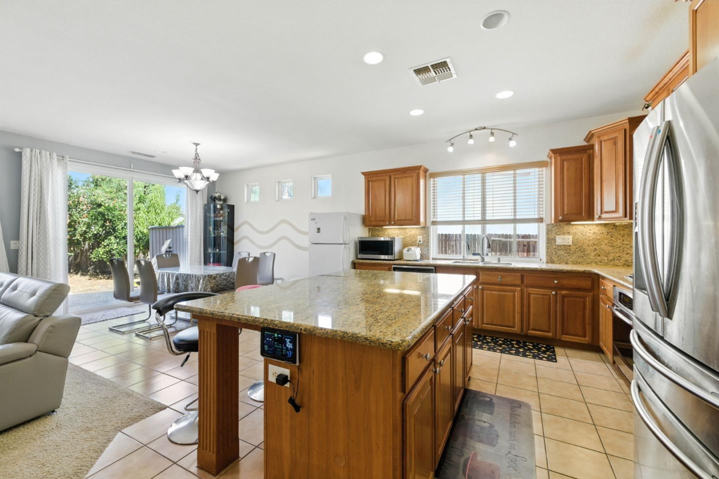 Detail Gallery Image 8 of 33 For 10294 Stoecker Way, Elk Grove,  CA 95757 - 4 Beds | 2 Baths