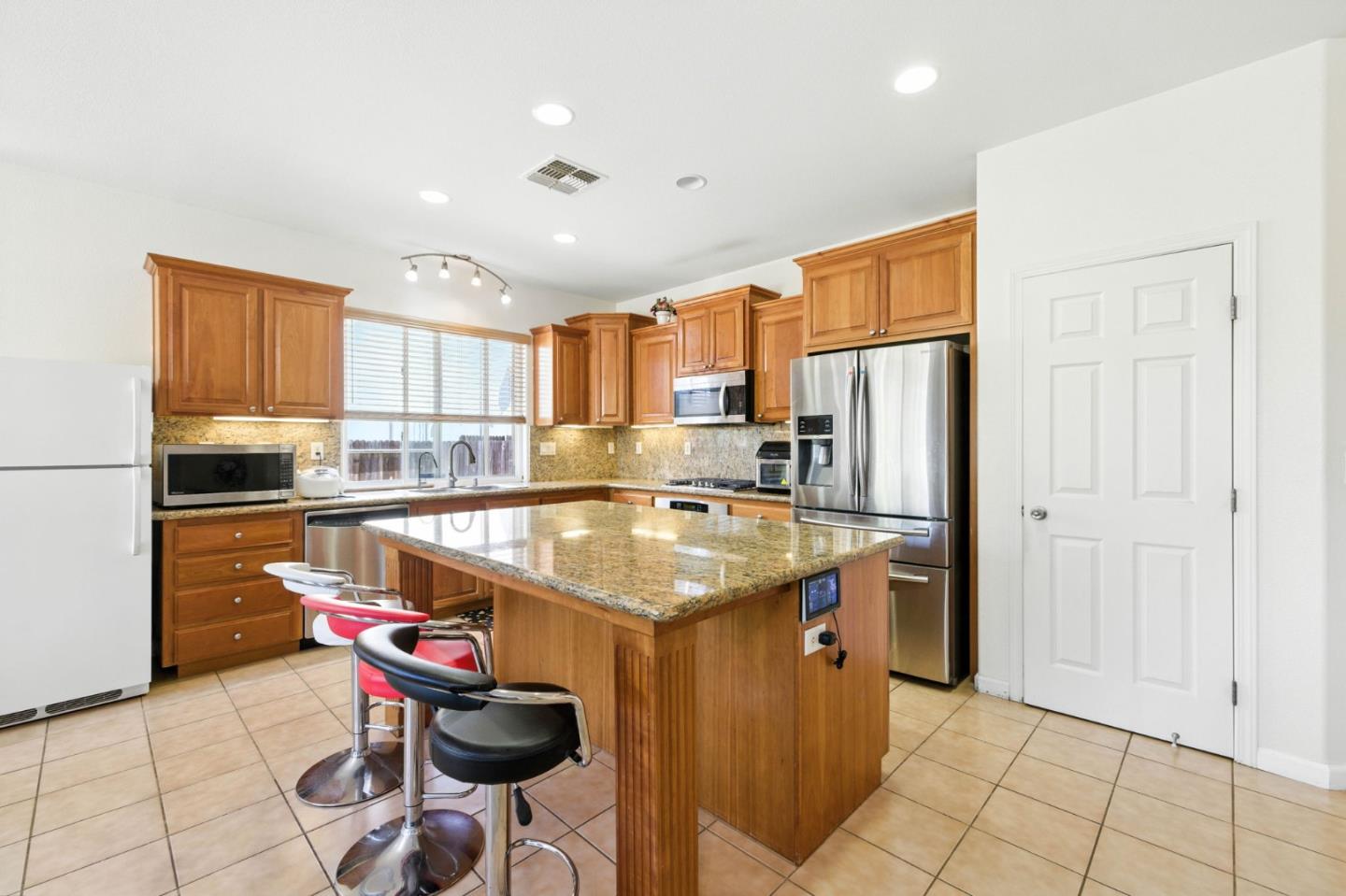 Detail Gallery Image 9 of 33 For 10294 Stoecker Way, Elk Grove,  CA 95757 - 4 Beds | 2 Baths