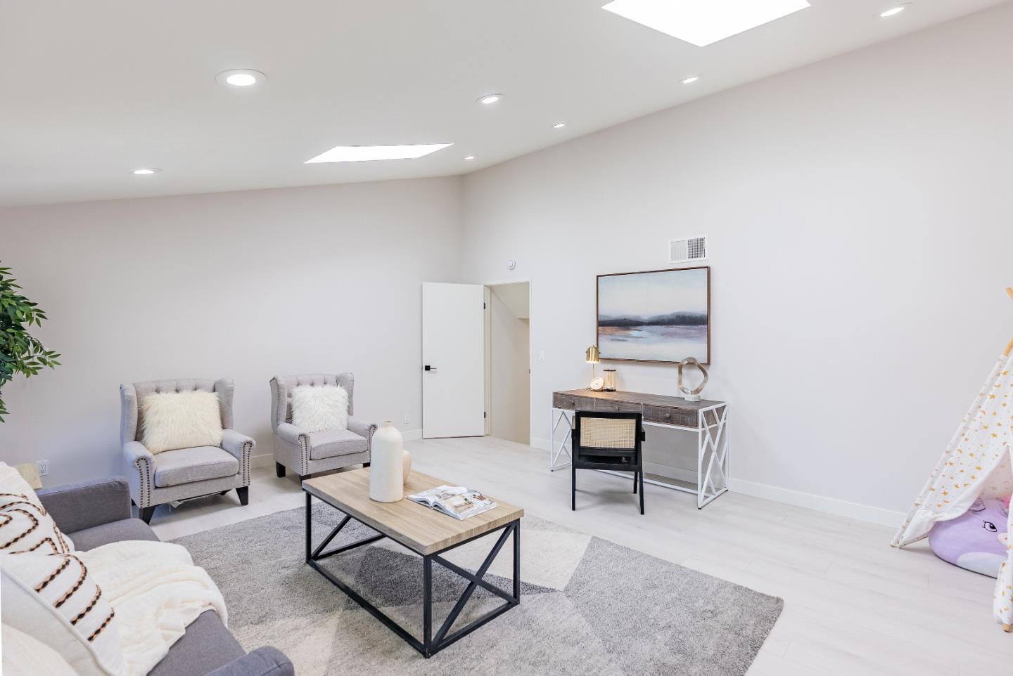 Detail Gallery Image 27 of 55 For 10178 Ridgeway Dr, Cupertino,  CA 95014 - 4 Beds | 2/1 Baths