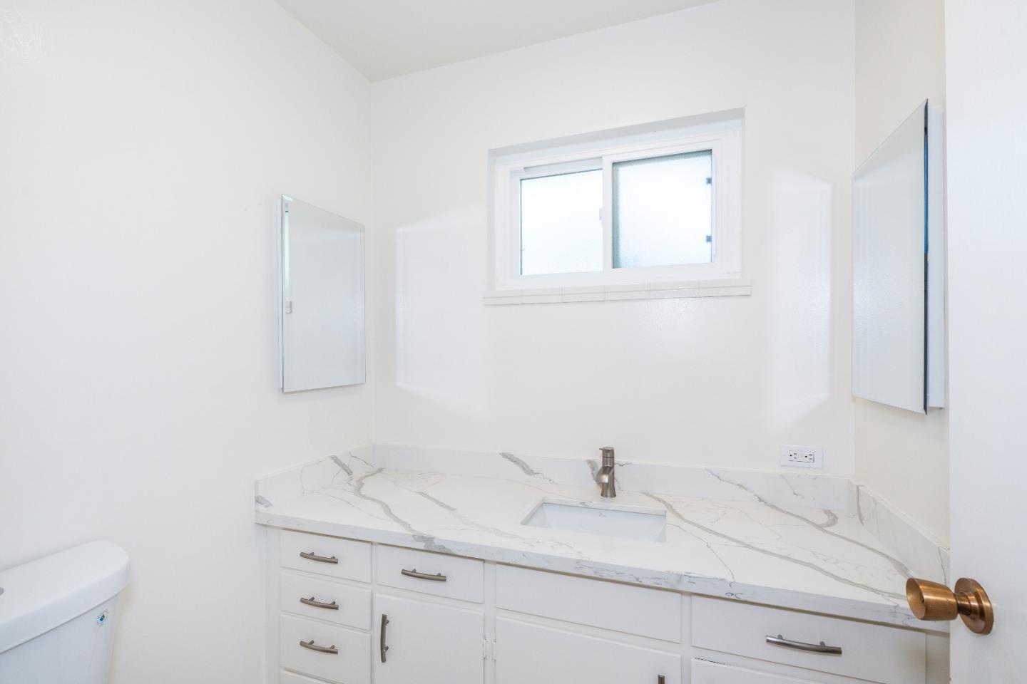 Detail Gallery Image 16 of 24 For 665 Towle Way, Palo Alto,  CA 94306 - 5 Beds | 2/1 Baths