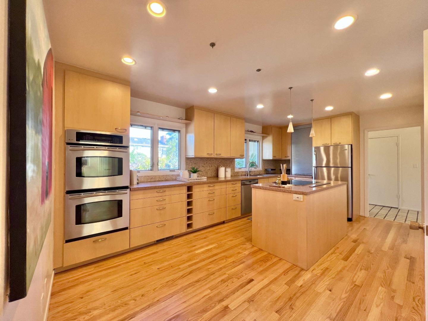 Detail Gallery Image 9 of 24 For 665 Towle Way, Palo Alto,  CA 94306 - 5 Beds | 2/1 Baths