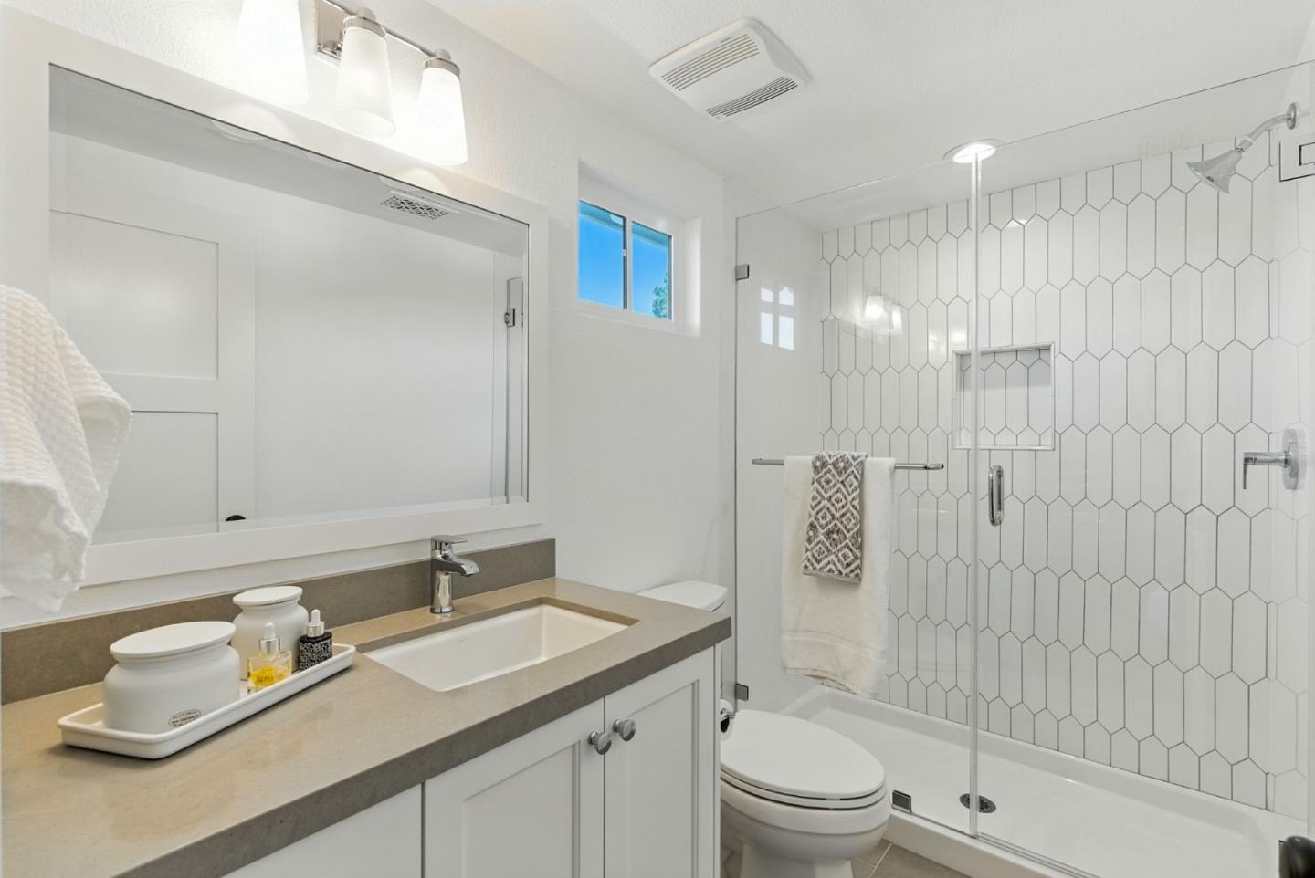 Detail Gallery Image 10 of 16 For 207 Oak Tree Cir, Los Gatos,  CA 95032 - 4 Beds | 3/1 Baths