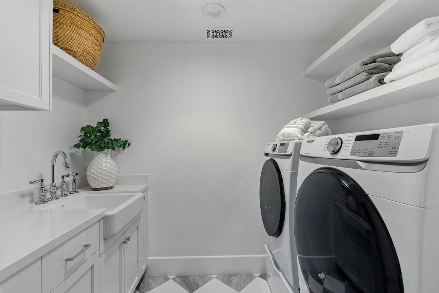 Detail Gallery Image 12 of 16 For 207 Oak Tree Cir, Los Gatos,  CA 95032 - 4 Beds | 3/1 Baths